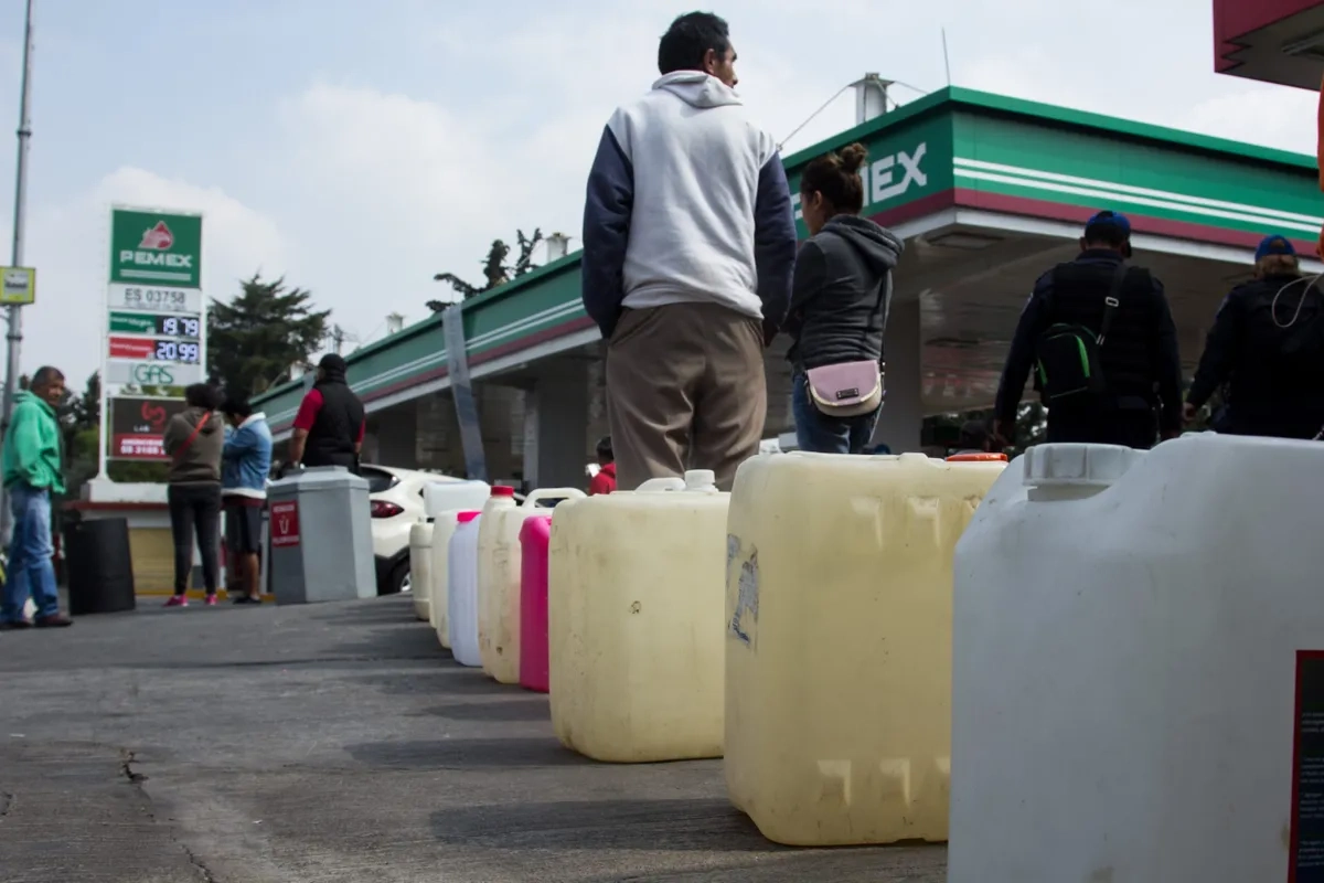 Largas filas por falta de gasolina en CDMX y Edomex