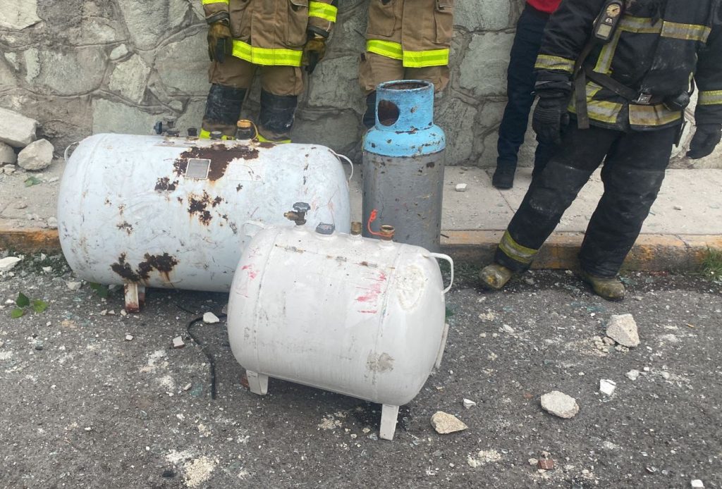 Bomberos aseguraron varios tanques de gas LP en la zona para mantener segura el área. 