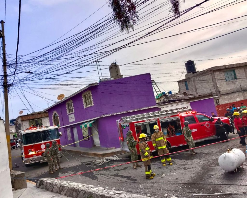Bomberos y Protección Civil mantienen resguardada la zona del siniestro, en la colonia El Tezontle. 