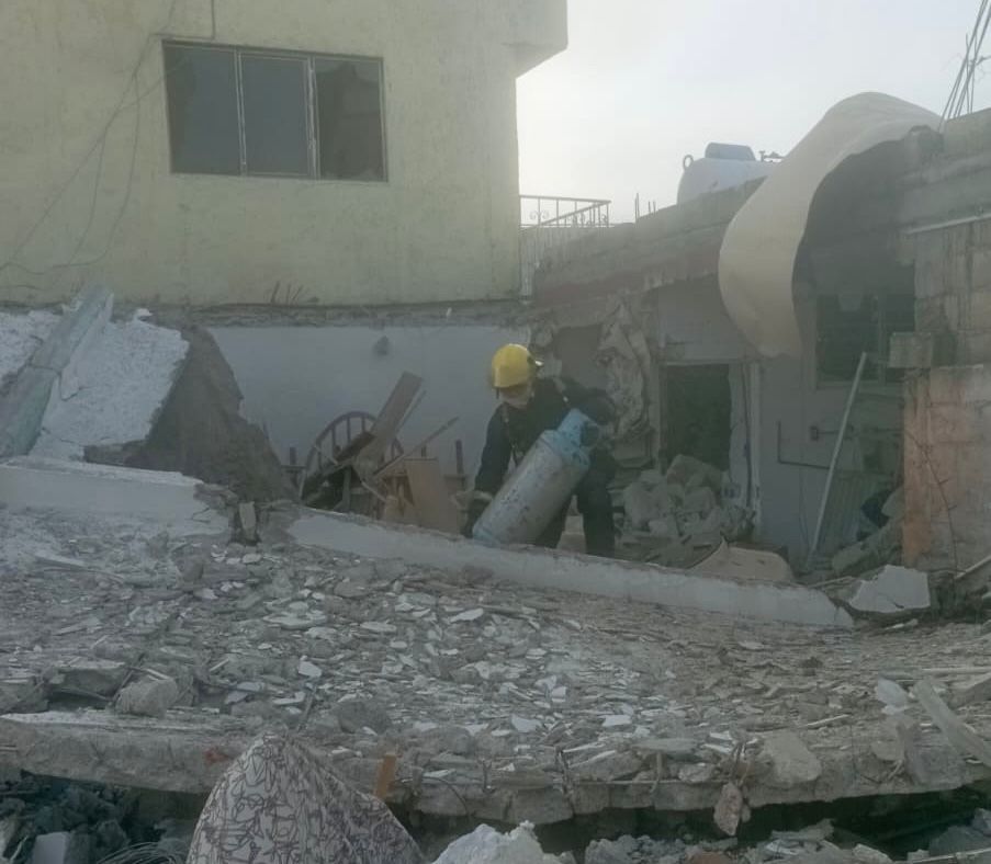 Personal de Bomberos removieron tanques de gas y acordonaron la zona.