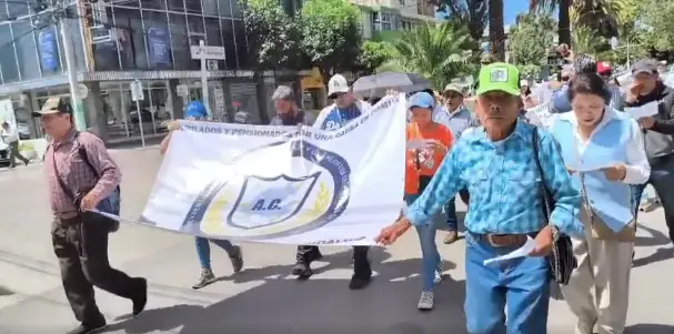 Jubilados del Gobierno de Hidalgo exigen incremento del 25% a pensiones y respeto a seguro de vida