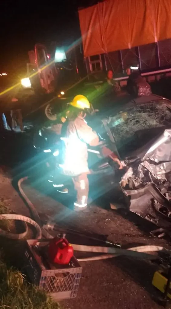 Servicios de emergencia utilizaron maquinaria especial para poder rescatar a la mujer con vida.