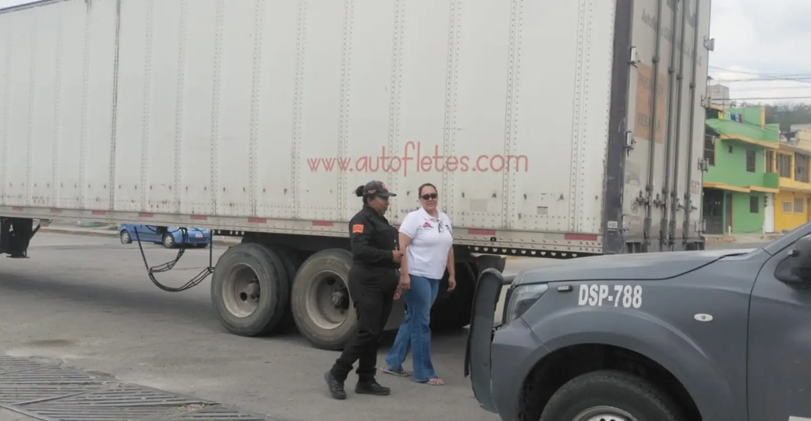 VIDEO: Hombres armados asaltan a mujer trailera; recuperan la carga en la México-Pachuca