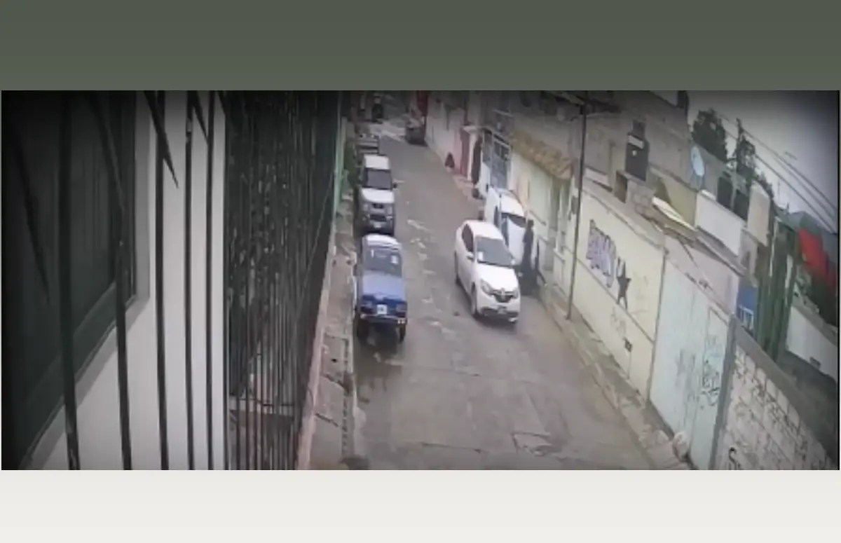 VIDEO: En un minuto roban la computadora de un auto en San Cayetano, Pachuca