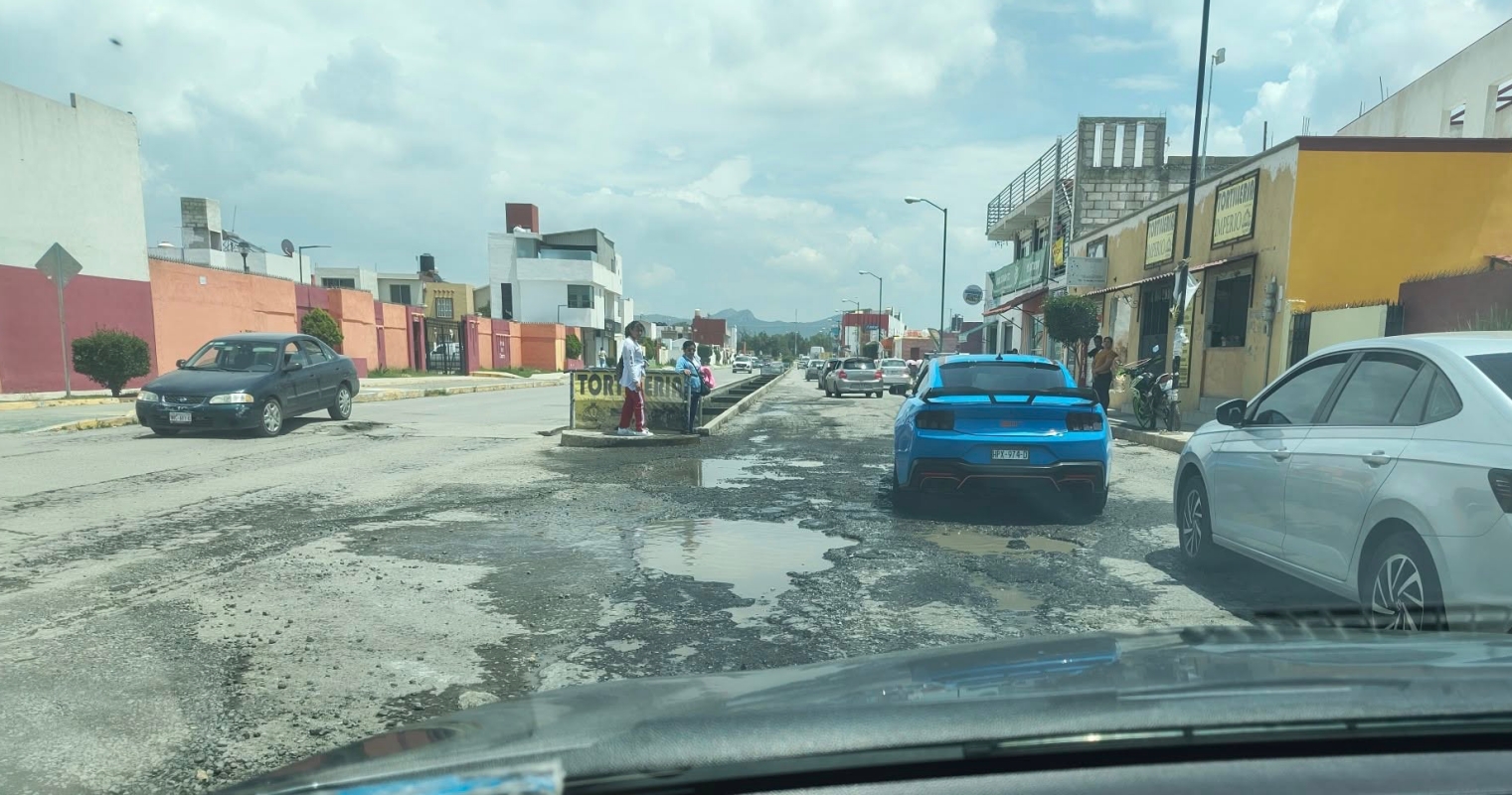 Baches profundos en vialidad principal de Mineral de la Reforma