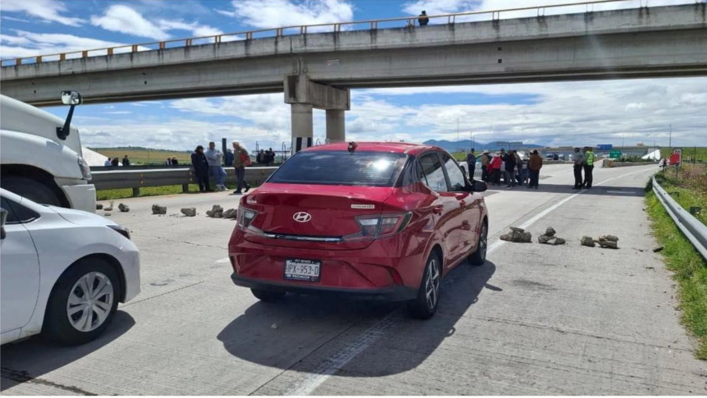 Bloqueo en el Arco Norte a la altura de Apan afecta tránsito en ambos sentidos