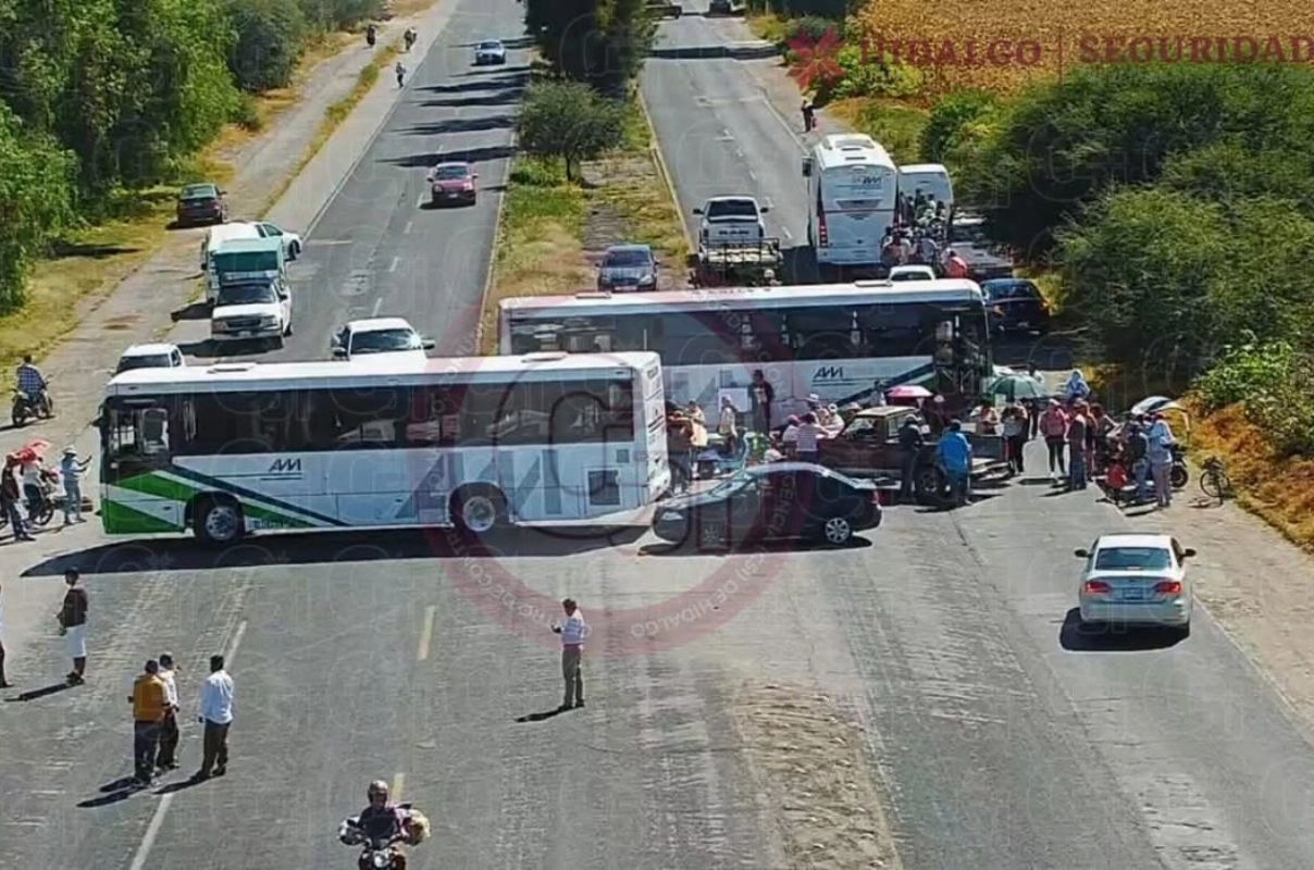 Bloqueo en la carretera Actopan–Tula: padres exigen director para la primaria Francisco Palemón Rodríguez