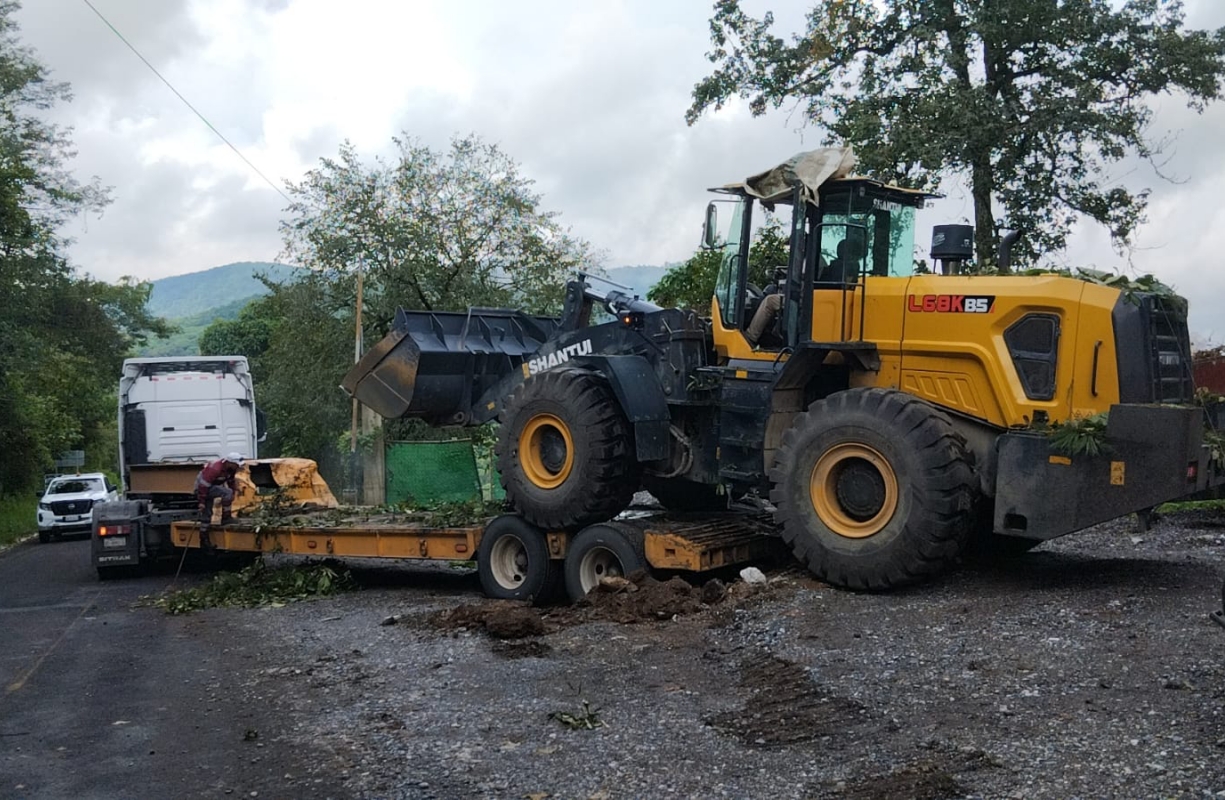 SIPDUS traslada maquinaria para retirar derrumbe en Chapulhuacán