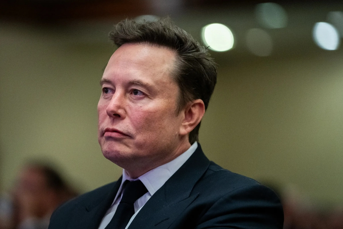 Elon Musk compra acciones de Tesla por mil millones; suben 5%