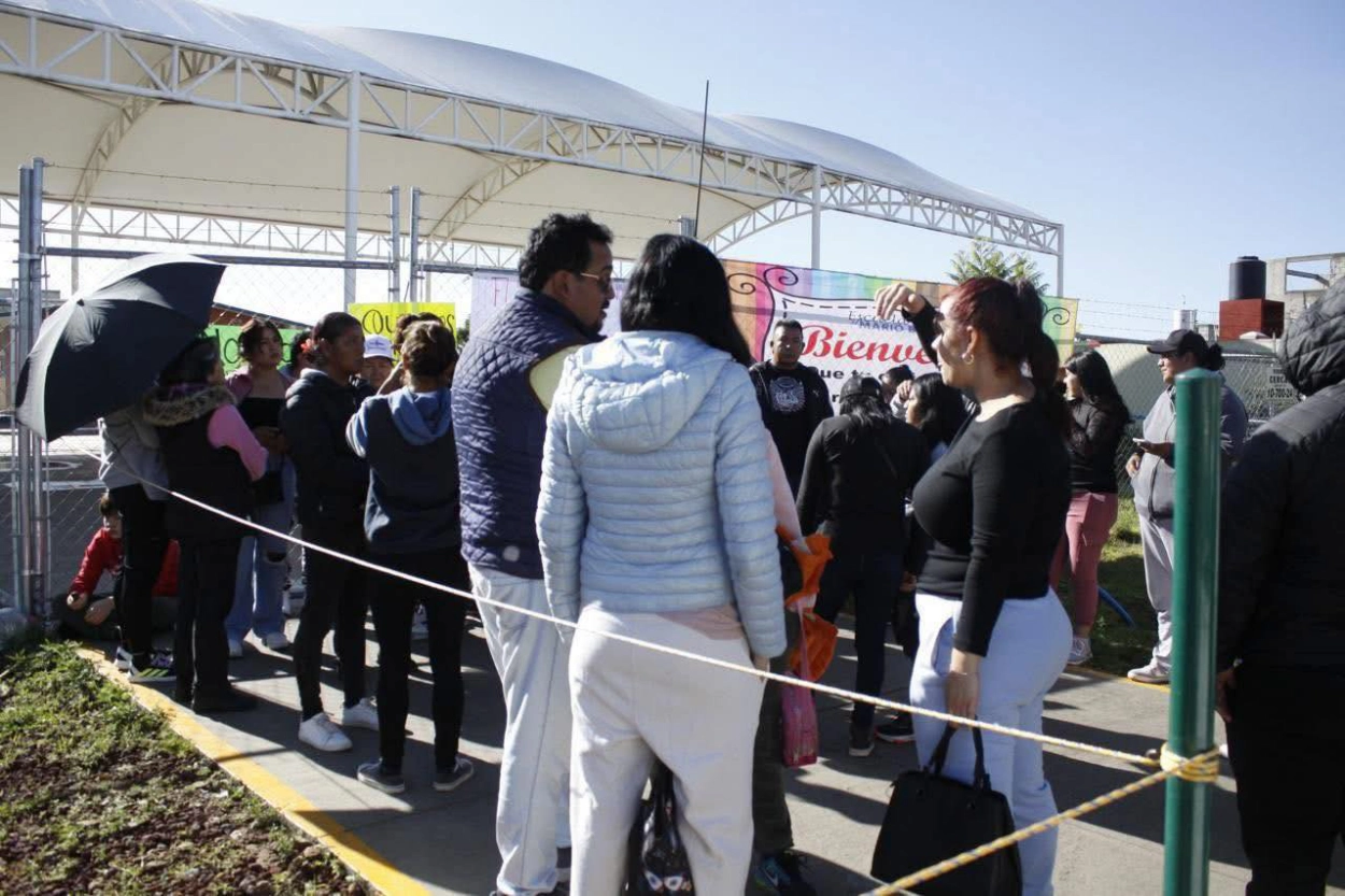 Padres protestan en primaria Mario Benedetti de Mineral de la Reforma tras denuncias de ingreso de navajas.
