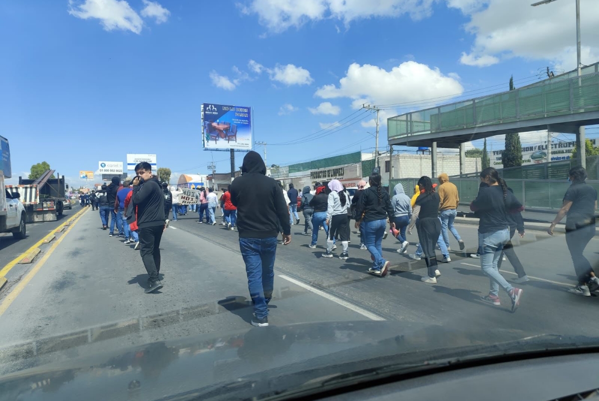 Normalistas dejan caseta del Arco Norte y se movilizan hacia Pachuca
