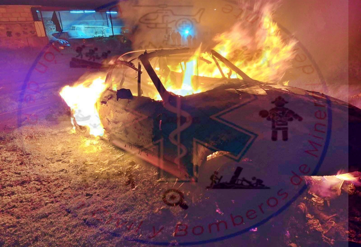 ¡Explosión en el Real! Auto arde hasta quedar en cenizas en Mineral del Monte