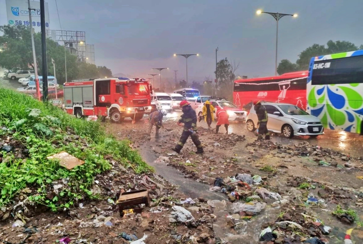 Bomberos de Tlalnepantla retiran toneladas de lodo y rocas tras el deslave en la México-Pachuca.