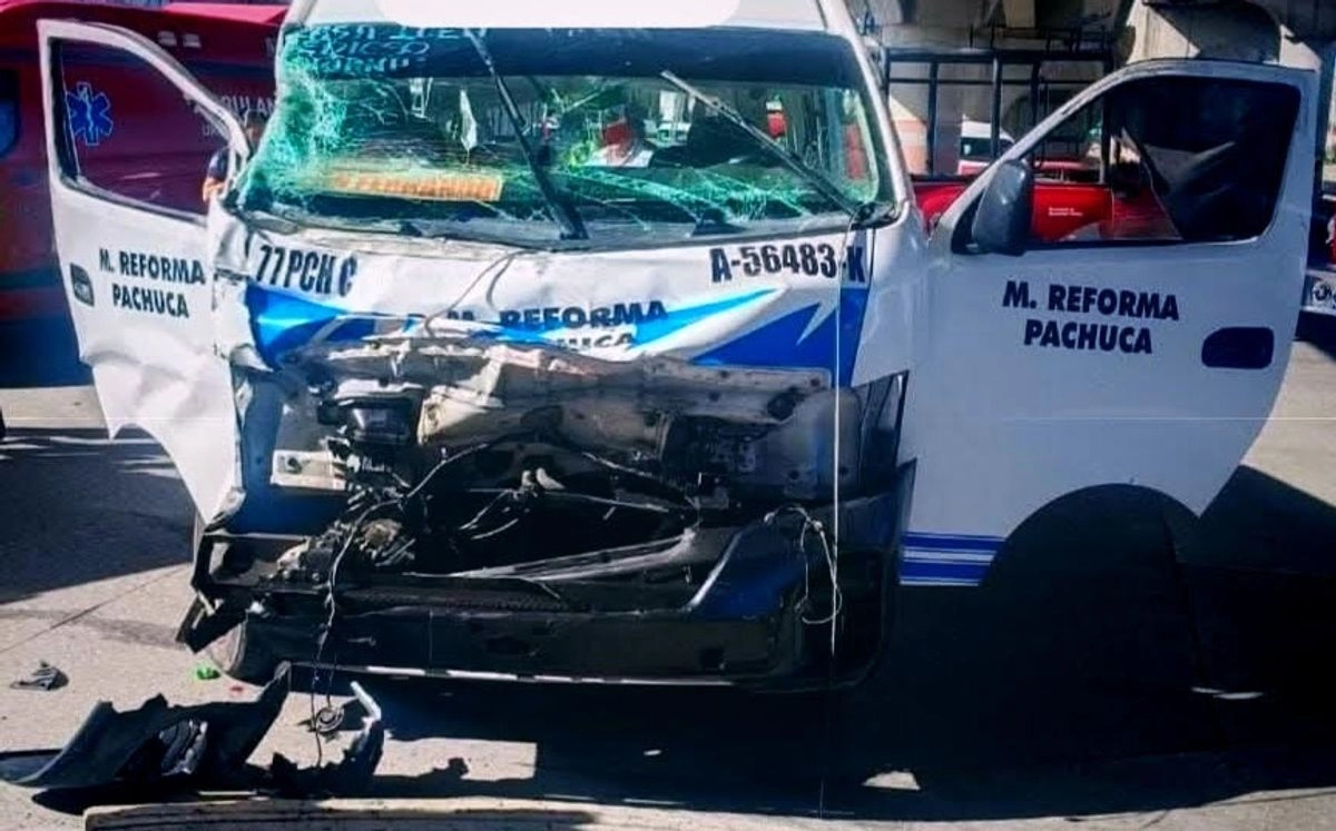 Accidente entre urvan de transporte público y tractocamión en Pachuca deja dos muertos y cinco heridos graves