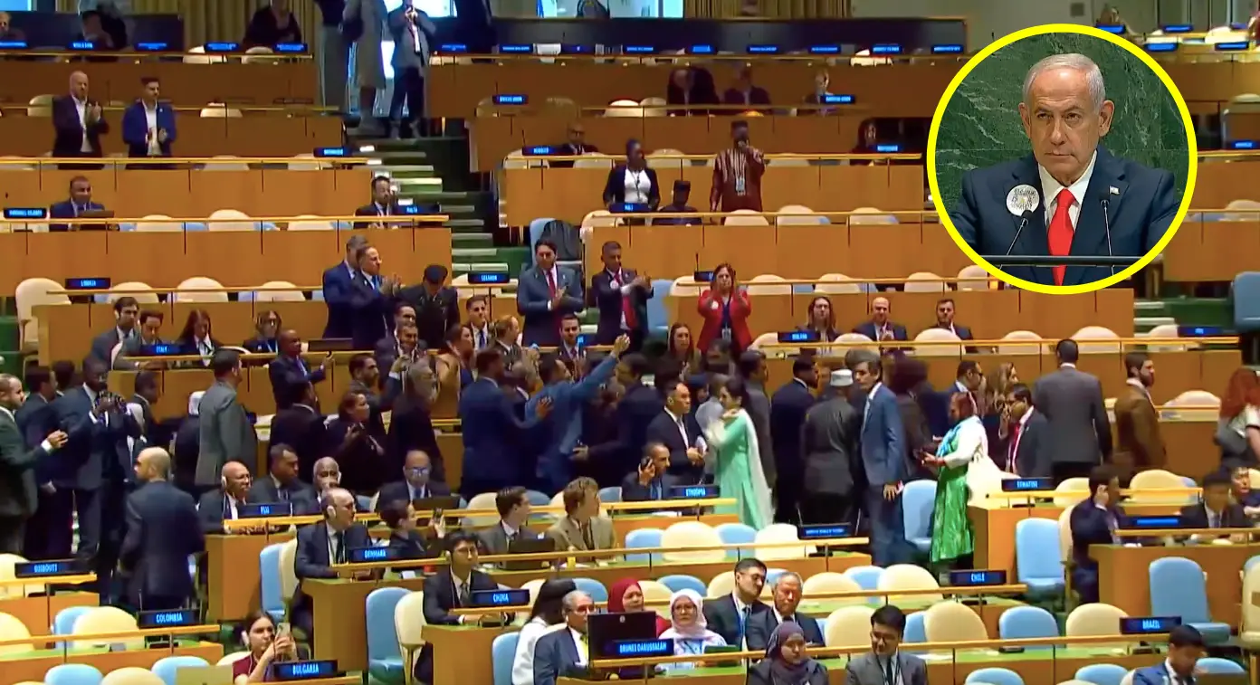 El primer ministro de Israel, Benjamín Netanyahu, observa cómo decenas de diplomáticos abandonaban la Asamblea General de la ONU.