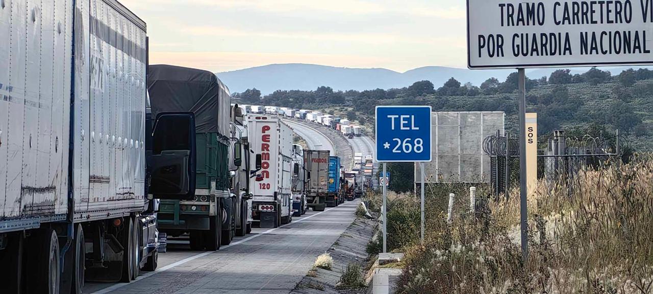 Decenas de conductores atrapados por bloqueo de campesinos en la autopista Arco Norte
