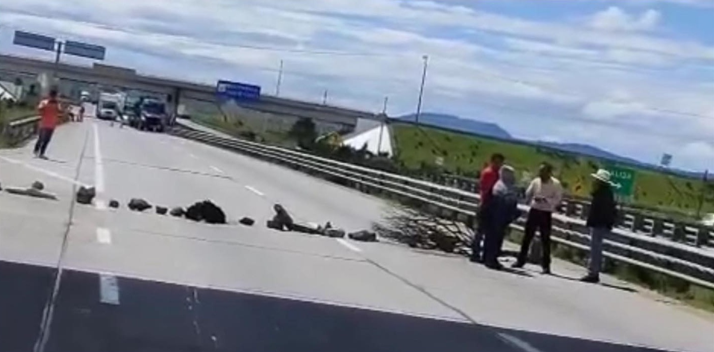 Bloqueo en el Arco Norte lleva más de 9 horas, a la altura de Apan, Hidalgo