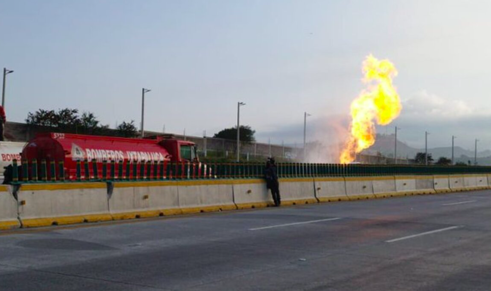 Autopista México–Puebla cerrada en ambos sentidos por volcadura de pipa cargada con hidrocarburo