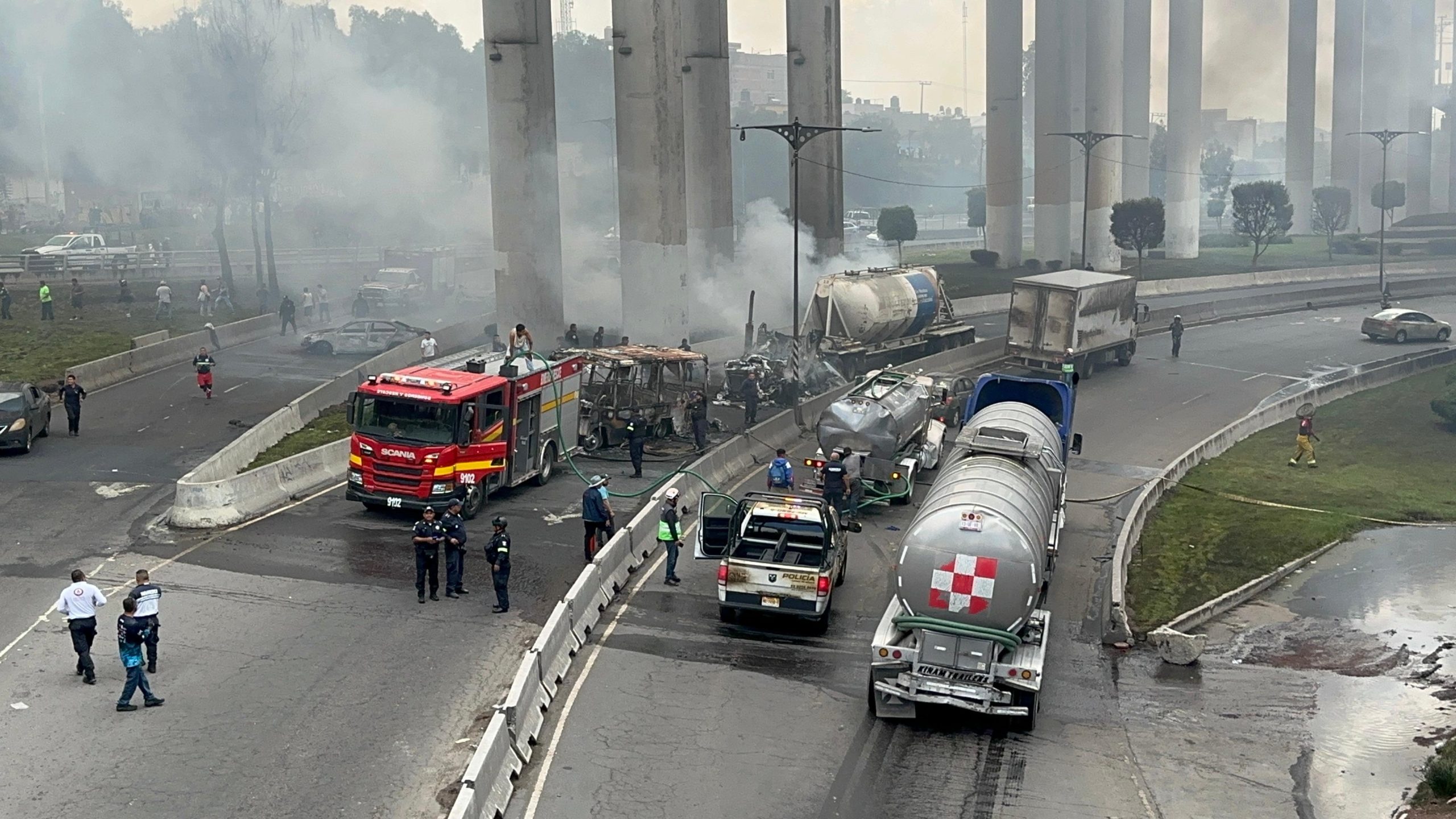 La pipa que se volcó y explotó en inmediaciones del Puente de la Concordia transportaba 49 mil 500 litros de gas. Foto: Gobierno CDMX