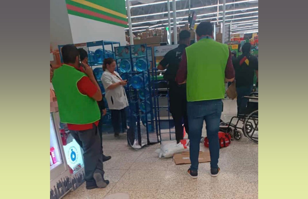 Hombre pierde la vida en área de cajas de Aurrerá Plaza Bella, Pachuca