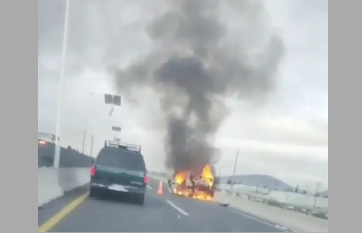 VIDEO: Mujer logra salvarse de auto en llamas en Ecatepec