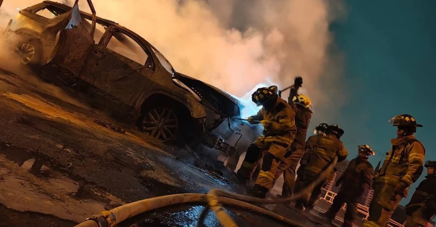 VIDEO: Camioneta se incendia en la México–Pirámides tras evadir pago de caseta en Ecatepec