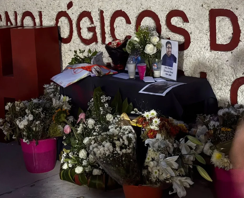 La comunidad educativa del CECyTEH y del municipio de Tetepango hicieron un altar en honor al teacher.