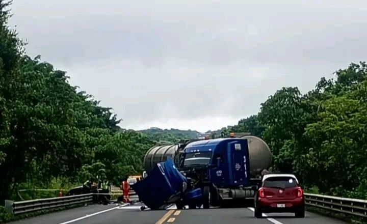 Una camioneta y una pipa se impactaron de frente sobre la autopista México - Tuxpan, a la altura de El Piñal.