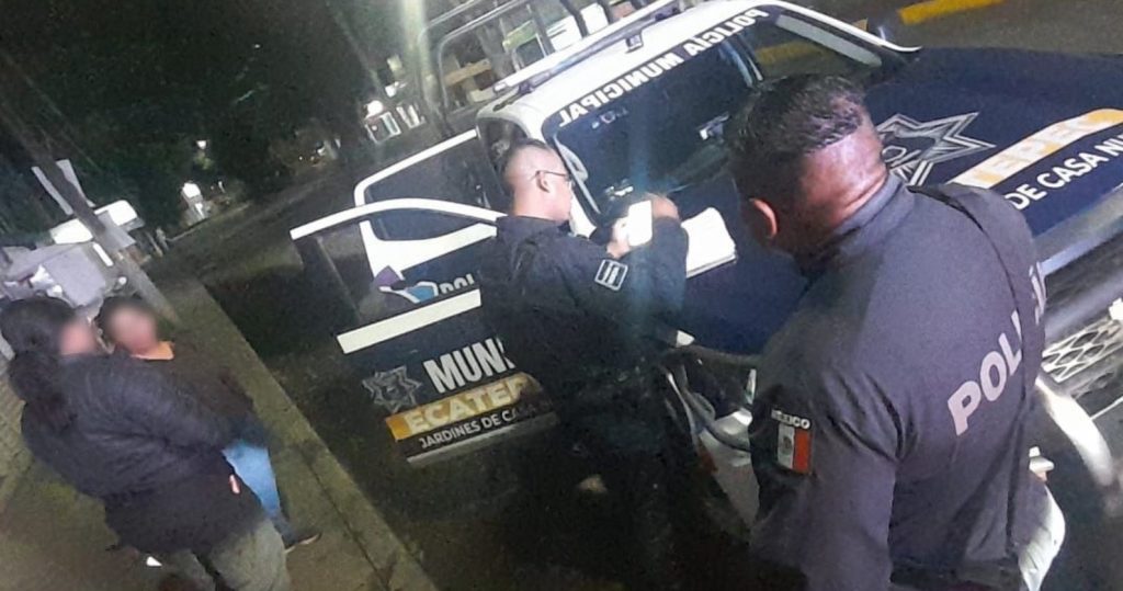Policías Municipales de Ecatepec Sector 19 lograron poner a salvo a dos niños de 4 y 3 años que deambulaban solos por el Bulevar de los Aztecas. Foto: Dirección General de Seguridad Ciudadana y Tránsito Municipal de Ecatepec