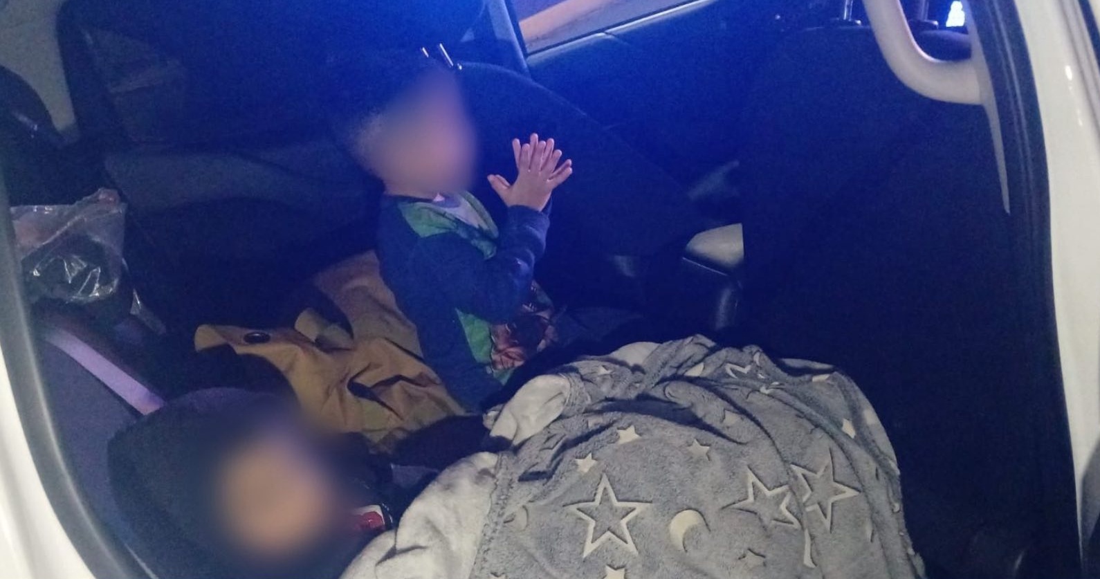 Dos niños de 3 y 4 años deambulaban solos en la madrugada por calles de Ecatepec; salieron de casa sin que nadie se diera cuenta