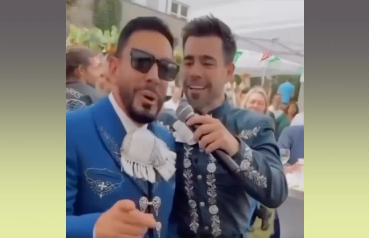 Omar Fayad se viste de mariachi para cantar rancheras en Noruega