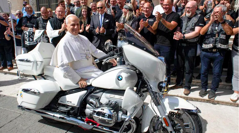 Papa León XIV recuerda su juventud biker al recibir de regalo lujosa moto BMW