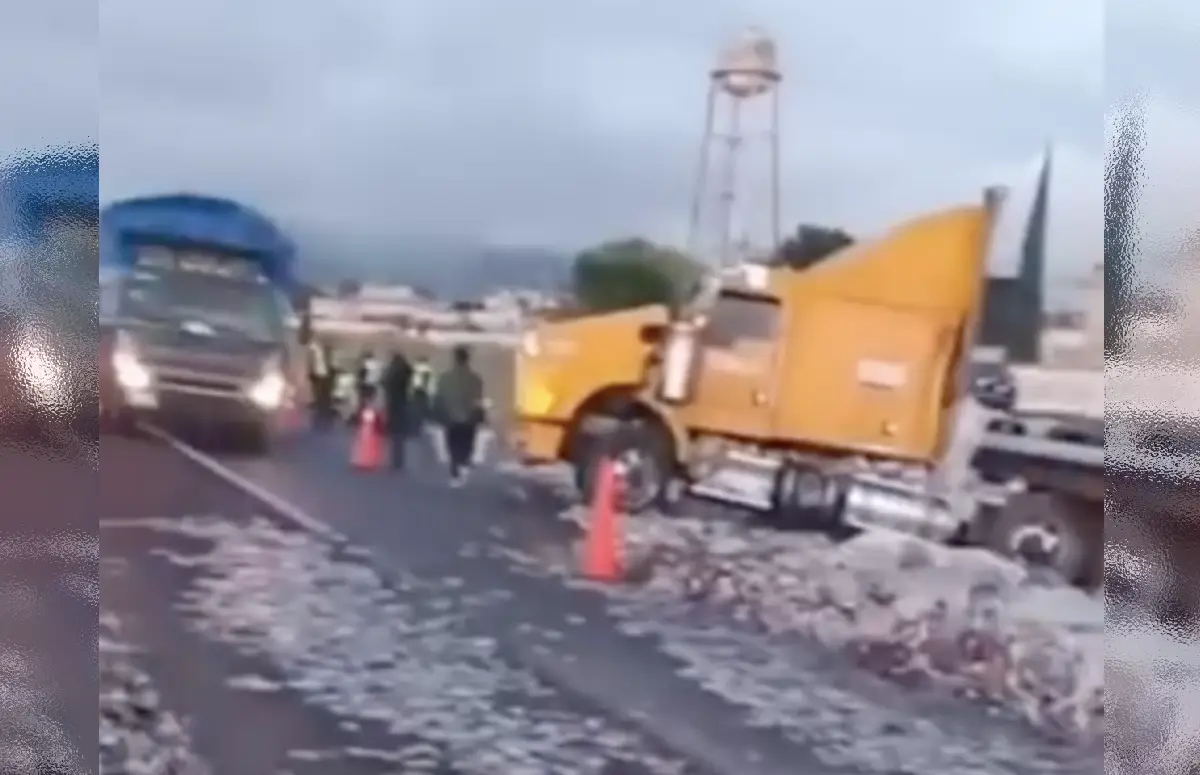 Un tráiler que transportaba cerveza volcó sobre la autopista México - Pirámides lo que provocó que personas y automovilistas rapiñaran la mercancía.