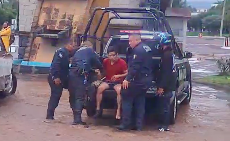 VIDEO: Hombre es arrastrado por corriente tras tromba en la bajada de San José, Tulancingo