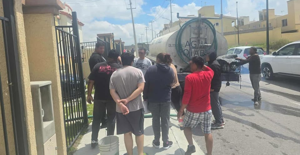 Vecinos del fraccionamiento Real Castilla, en Atotonilco de Tula, Hidalgo, reciben el agua en pipas debido a que sufren desabasto del servicio desde hace dos meses. Foto: Reporte Ágora