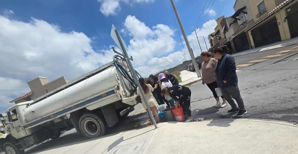 Vecinos del fraccionamiento Real Castilla, en Atotonilco de Tula, Hidalgo, reciben el agua en pipas debido a que sufren desabasto del servicio desde hace dos meses. Foto: Reporte Ágora