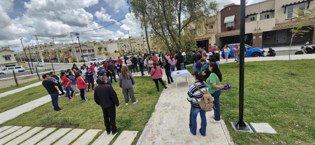 Algunos habitantes del fraccionamiento Real Castilla llevaron a cabo una reunión vecinal el pasado 16 de septiembre donde acordaron realizar una manifestación frente a las oficinas de VINTE. Foto: Reporte Ágora