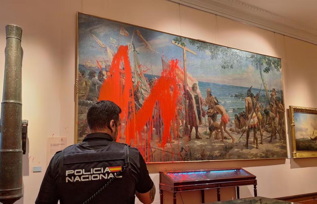 “12 de octubre, nada que celebrar”: activistas de Futuro Vegetal arrojan pintura sobre cuadro de Colón en Madrid