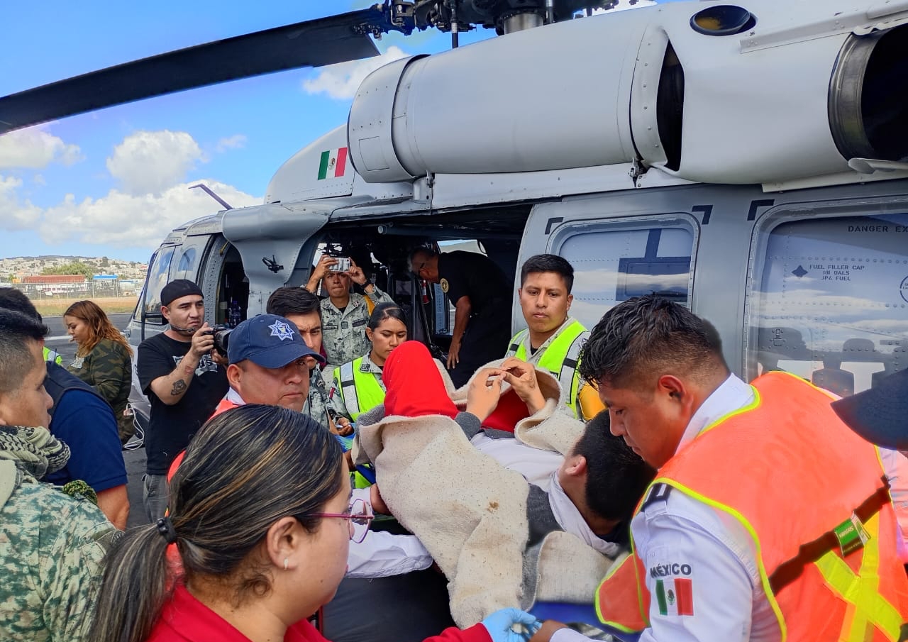 Evacuan por aire a cinco personas desde Tianguistengo; entre ellas una mujer embarazada y dos menores
