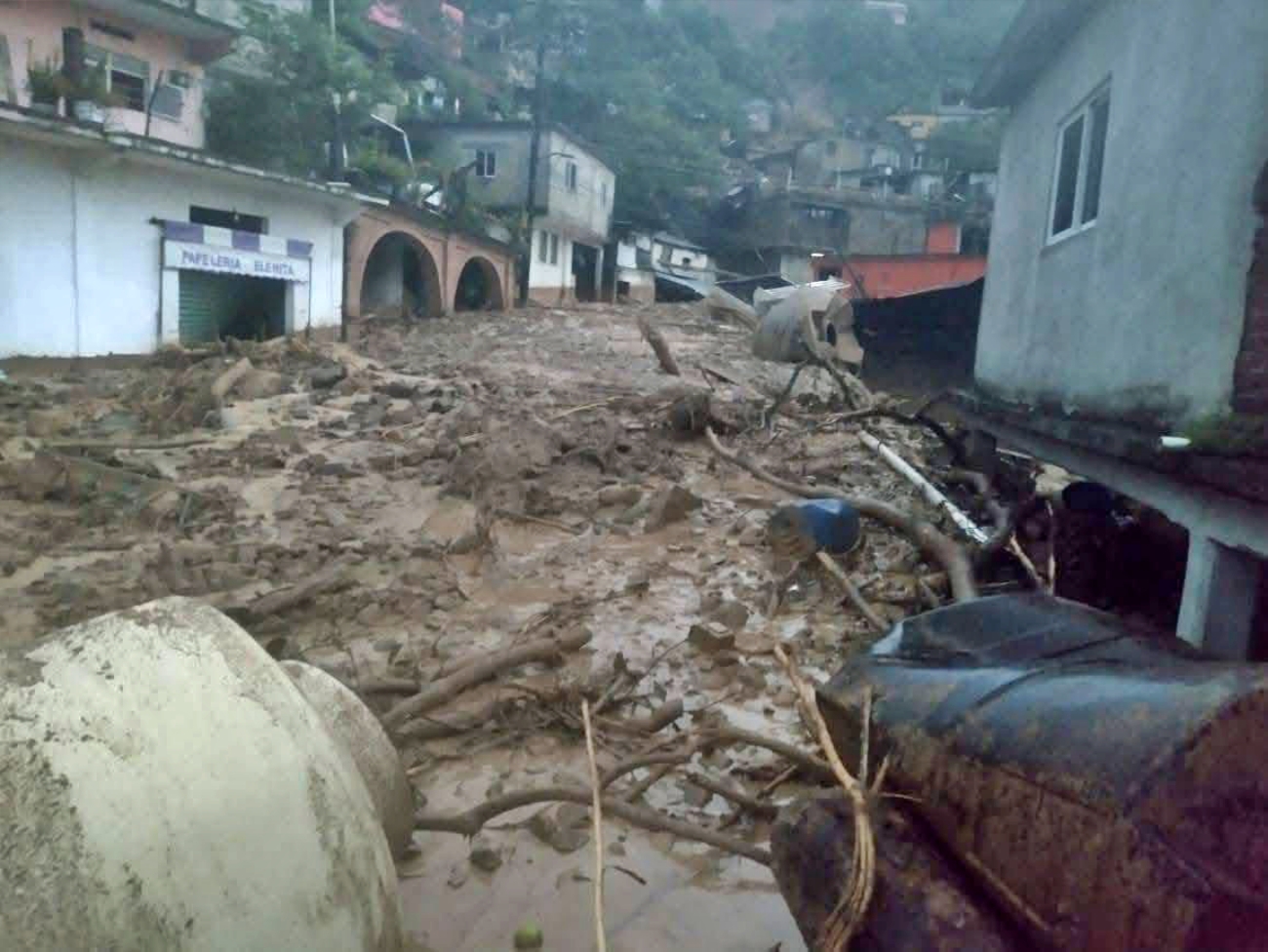 Desbordamiento del río arrasa calles de Huehuetla; familias incomunicadas piden auxilio