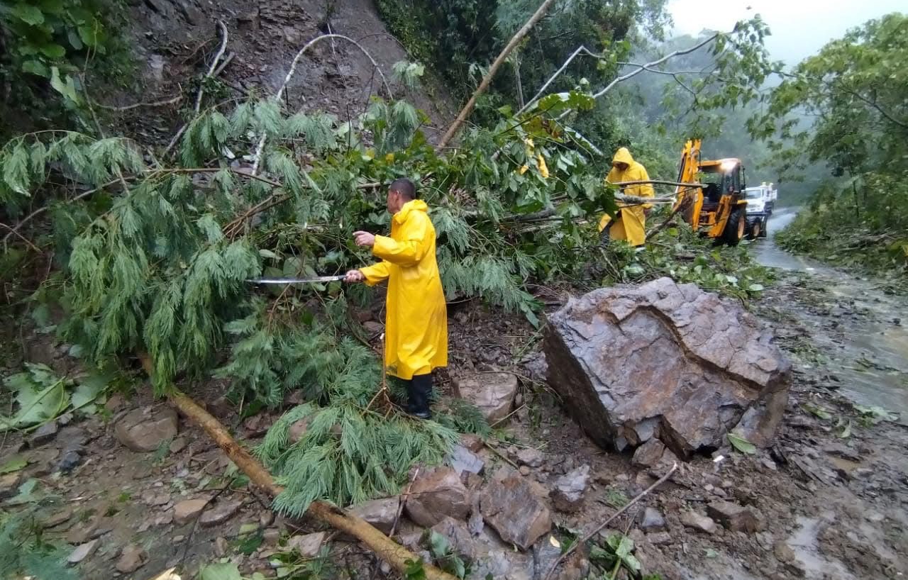 Más de 40 caminos permanecen cerrados en Hidalgo tras el huracán Priscilla; otros 33 siguen con paso parcial