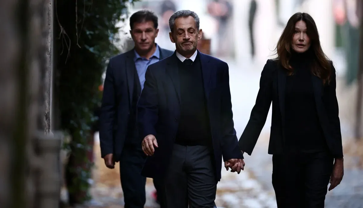Así se despide Nicolas Sarkozy de su esposa para cumplir 5 años de prisión por corrupción