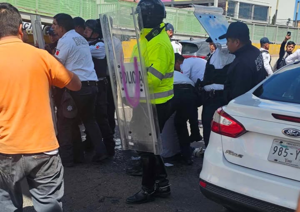 Policías y manifestantes se enfrentan en la México–Pachuca tras bloqueo por falta de apoyo en la sierra