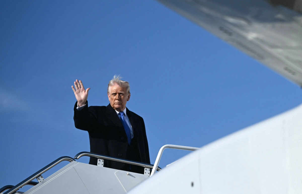 Donald Trump viaja en el Air Force One hacia Israel y Egipto para discutir la guerra en Gaza.