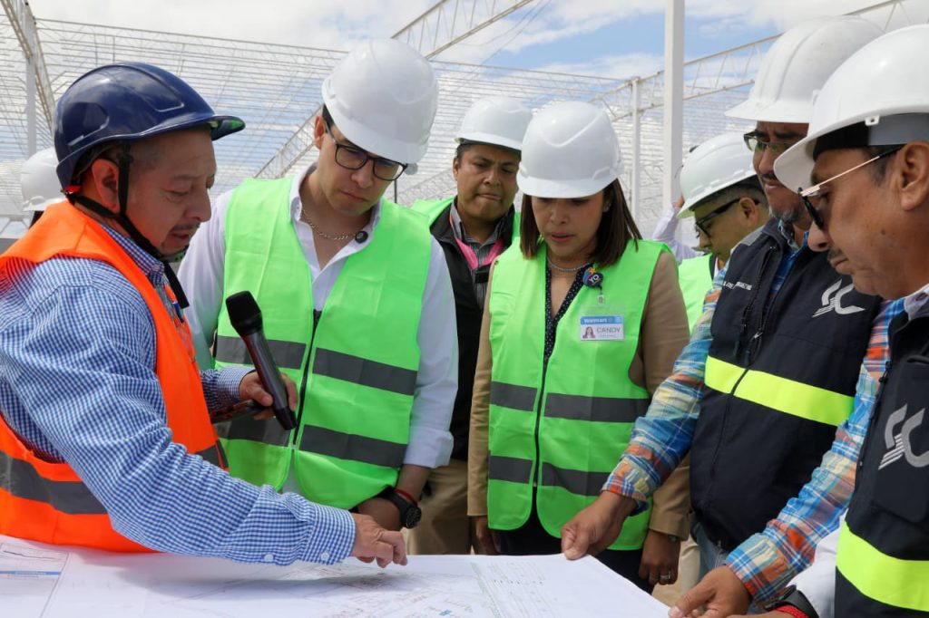 Autoridades colocan la primera piedra del nuevo Walmart Supercenter en Zona Plateada, Pachuca.