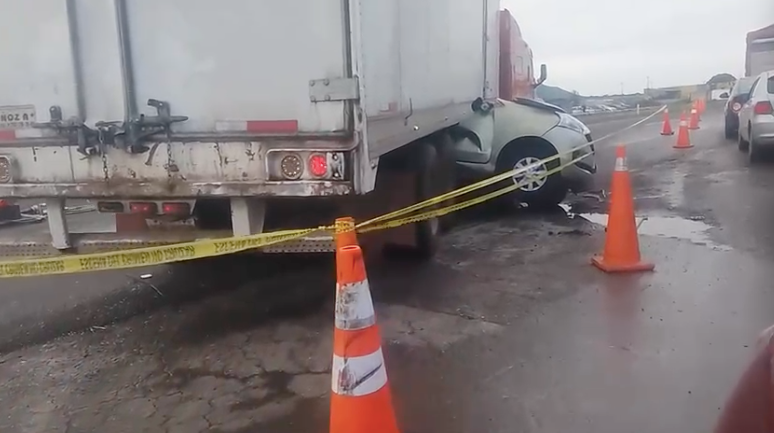 Una camioneta Toyota Avanza y un vehículo Pick up Ford se impactaron contra un tráiler que les bloqueó el paso en la carretera federal México-Tuxpan.