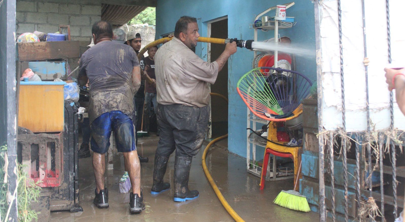 El alcalde de Coatzintla, César Ulises García Vázquez, salió a limpiar casas dañadas por la inundación en Veracruz.
