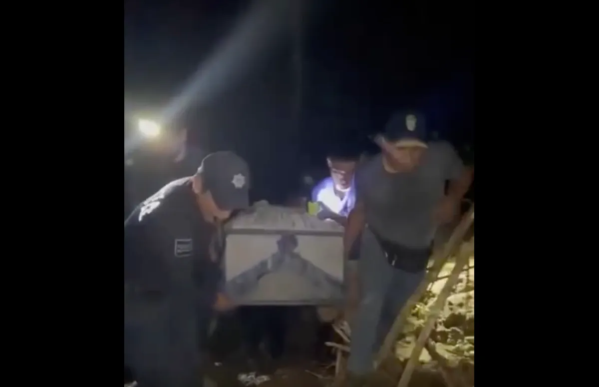 Habitantes de Ixcatlán caminan 15 kilómetros cargando un ataúd tras deslaves en Molango, Hidalgo