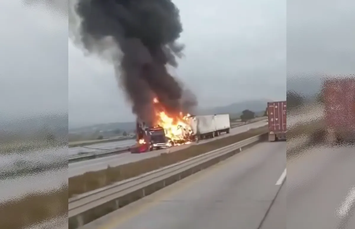 VIDEO: Cierre total en el Arco Norte por accidente e incendio de tráiler en el tramo Sahagún – Calpulalpan