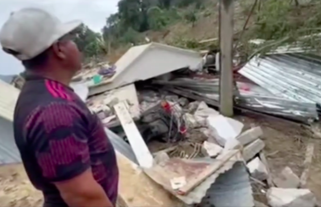 Don Javier Cruz Tomás perdió a tres nietas, a su hijo y su nuera en el derrumbe de un cerro en Joquela, municipio de Tianguistengo, Hidalgo.